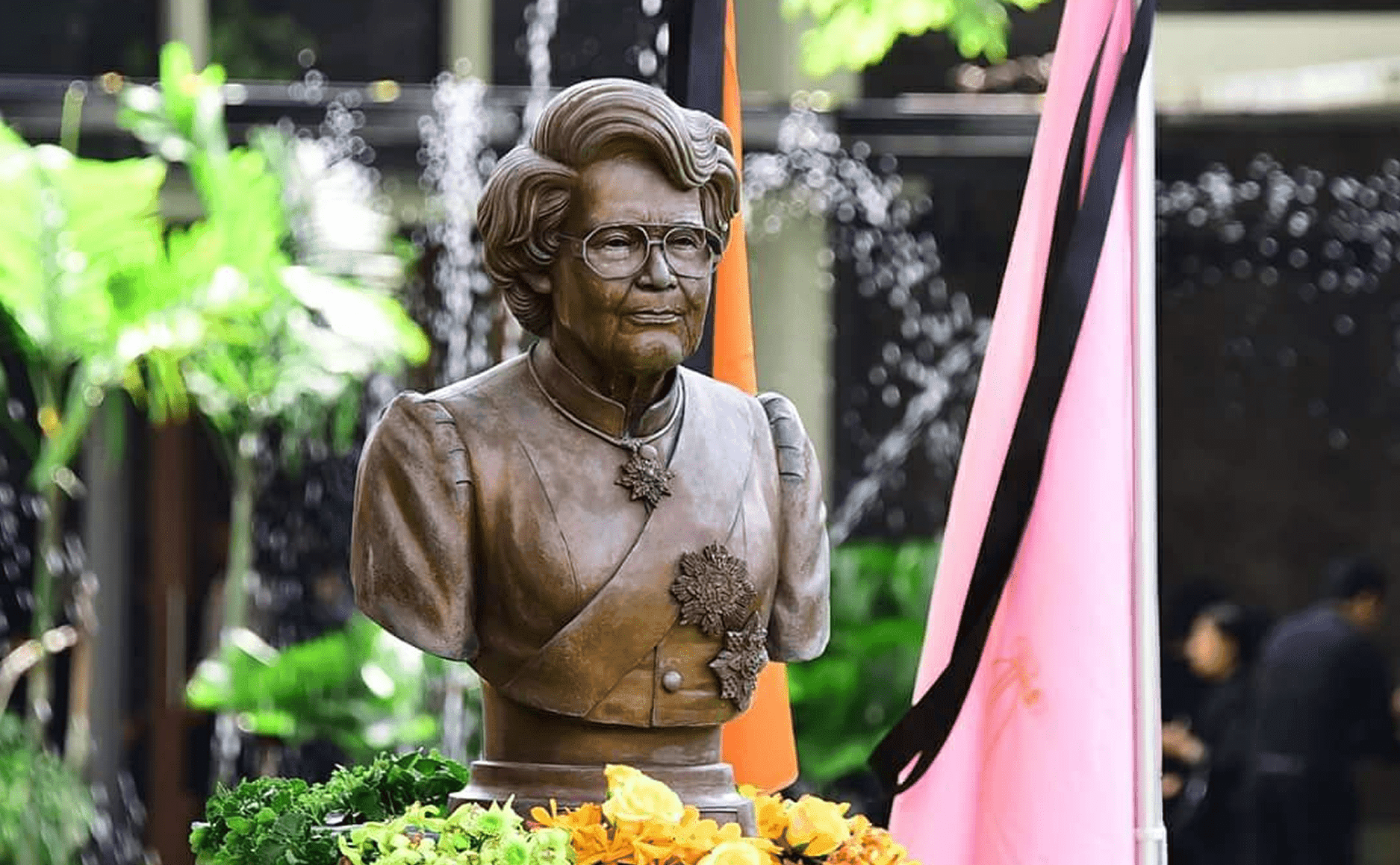รูปปั้นอนุสรณ์ในบริเวณคณะครุศาสตร์